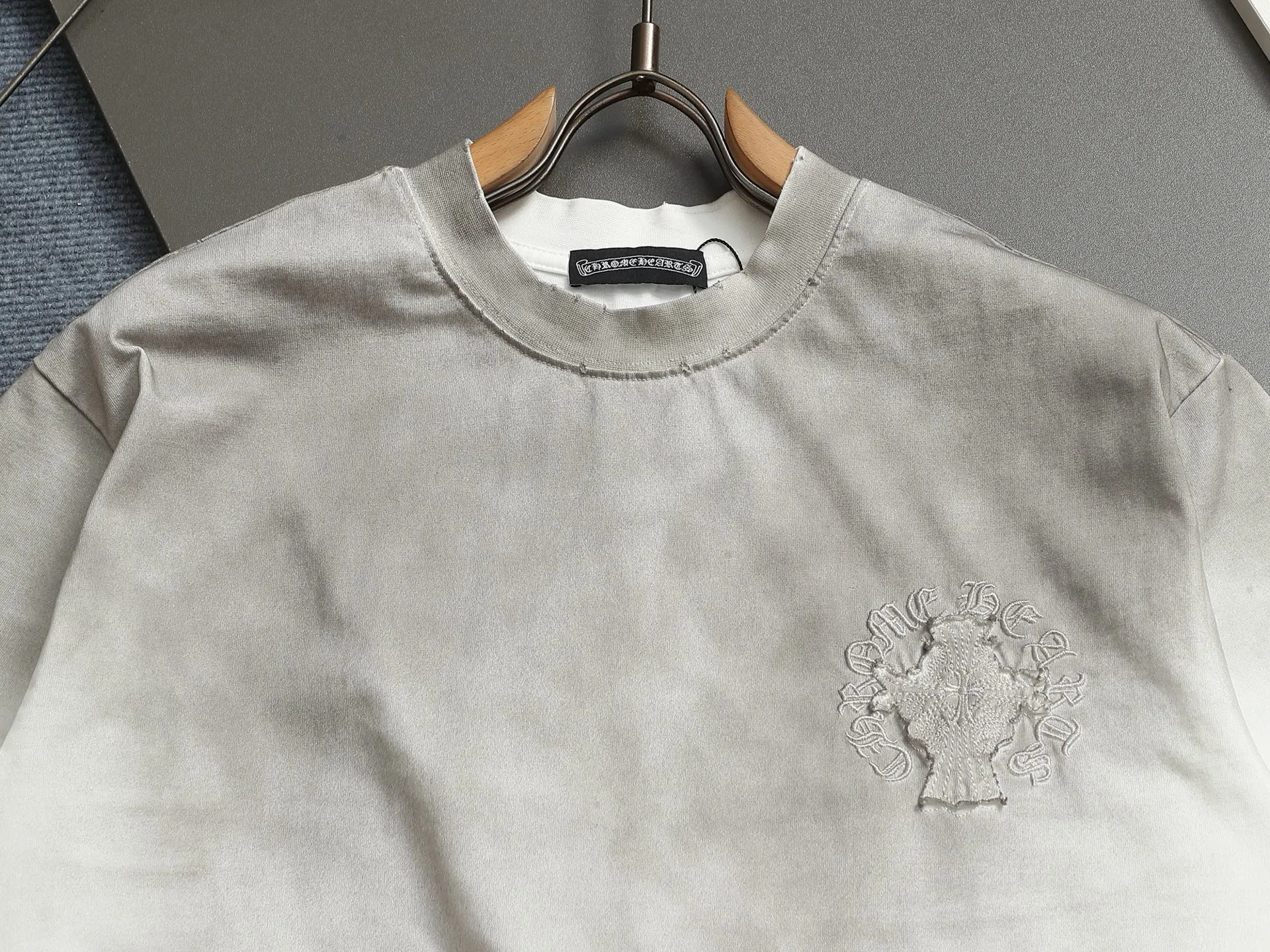 🅿️230 𝗖𝗵𝗿𝗼𝗺𝗲 𝗛𝗲𝗮𝗿𝘁𝘀/Cro Heart 2025 Cross Patch Embroidery Summer New Original Counter American Acid Washed Old Laser Burnt Patch Embroidery Couple Casual Short Sleeve T-shirt 👑The highest version! Customized fabric 300g double yarn! American acid-washed and distressed original fabric laser burnt ✟appliqué embroidery and exquisite embroidery of letters! The best-selling model at the counter. It is very comfortable to wear. It is low-key yet luxurious. It is very classy when worn. The large version and tailoring are needless to say. The upper body is exquisite and vivid👍High-end first-class materials. A truly palace-level product. The cotton from Turkey is of outstanding quality. After heavy washing, the clothes are very soft! Not picky, the upper body is absolutely stylish and extremely luxurious. Auxiliary materials: The original model has been authenticated and labeled ➕100% silk washed with water label. Genuine purchase-grade original hangtag➕matching hanging rope➕3D hanging beads➕original packaging bag. Craftsmanship: The original version has consistent wiring! The highest version of the armhole matching technique! Countless times of pattern making to 100% restore the original appearance! The correct version is the same for men and women, super eye-catching, super good-looking, and super atmospheric! Color: White Black Size: S-XL